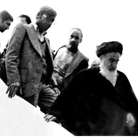 تصویری کمیاب از لحظه ورود امام خمینی (قدس سره) به کشور فرانسه در فرودگاه پاریس